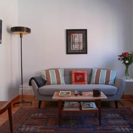 Charmoso Apartamento, Patio Verdejante- Lisboa-olaias Apartman Lisboa