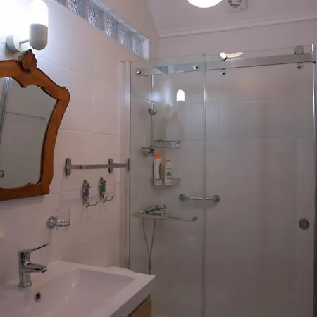 Charmoso Apartamento, Patio Verdejante- Lisboa-olaias Apartman