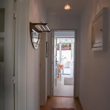 Charmoso Apartamento, Patio Verdejante- Lisboa-olaias Apartman Lisboa