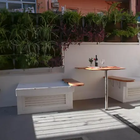 Charmoso Apartamento, Patio Verdejante- Lisboa-olaias * Lisboa